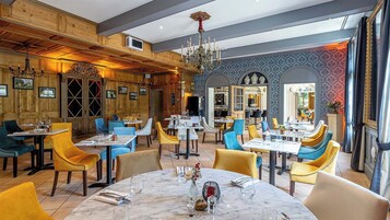 2 restaurantes; se sirve almuerzo y cena; cocina francesa