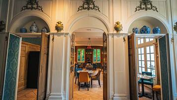 2 restaurants servant le déjeuner et le dßner, plats Cuisine française