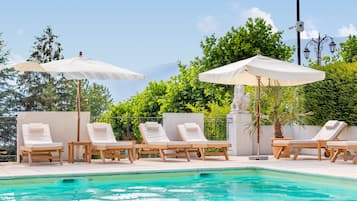 Una piscina al aire libre de temporada