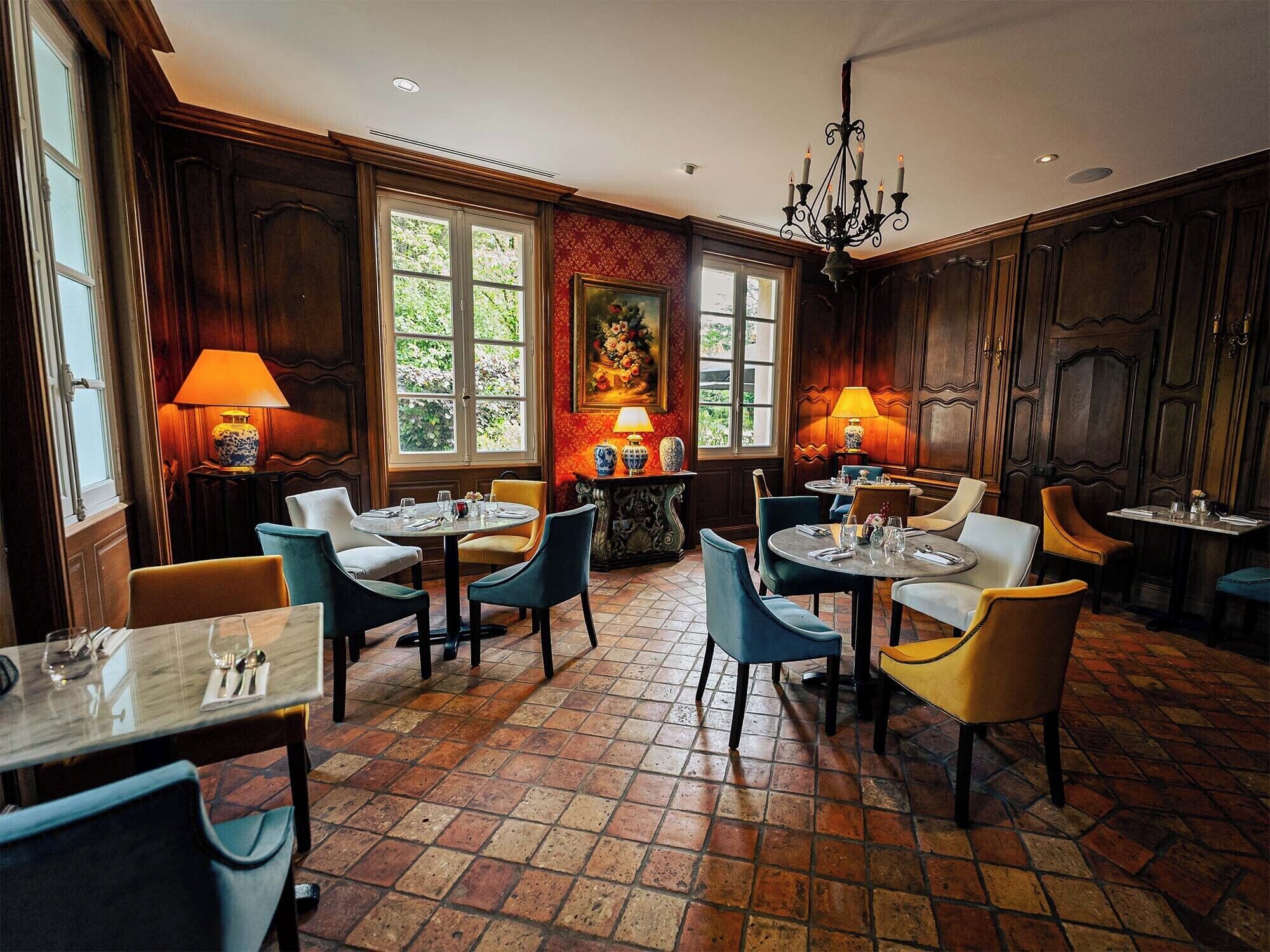 2 restaurants, lunch, dinner served; french cuisine