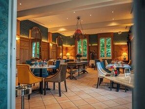 2 restaurants, lunch, dinner served; French cuisine
