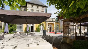 2 restaurantes; se sirve almuerzo y cena; cocina francesa