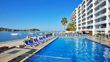 Piscina externa, guarda-sóis, espreguiçadeiras