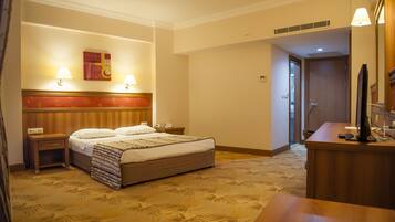 Standard Room, Multiple Beds | Minibar, in-room safe, wheelchair access