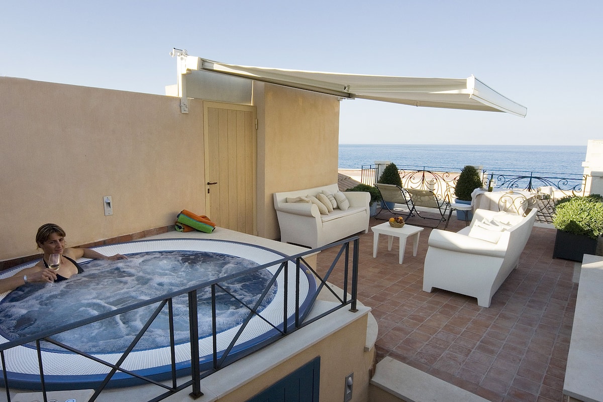 Deluxe Room (Spa) | Free minibar, in-room safe, individually decorated, desk