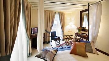 Classic-Doppelzimmer | Kostenlose Minibar, Zimmersafe, individuell dekoriert, Schreibtisch