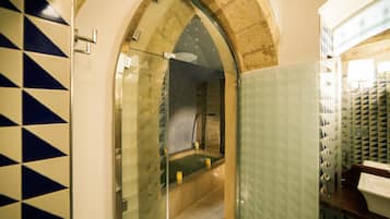 Large Family Room Connected Rooms (Junior Suite and Classic Room) | Badezimmer | Regendusche, kostenlose Toilettenartikel, Haartrockner, Handtücher