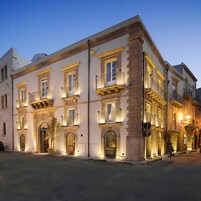 Fassade der Unterkunft – Abend/Nacht