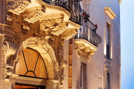 Fachada del alojamiento - Noche. Algila' Ortigia Charme Hotel