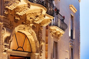 Framhlið gististaðar – að kvöld-/næturlagi