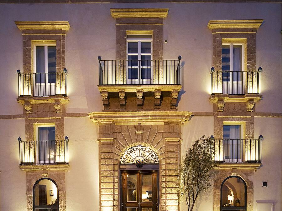 Voorkant accommodatie - avond/nacht