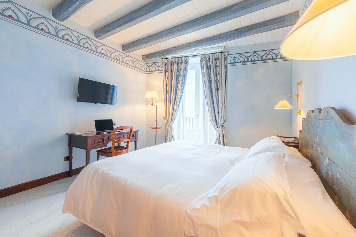Suite júnior, balcó, vistes al mar | Minibar gratuït, caixa forta a l'habitació i escriptori 