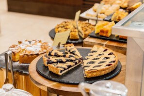A variety of pies and desserts displayed on wooden boards. - Hotel Regina Elena 57 & Oro Bianco Spa (Rimini)