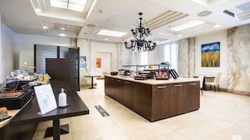 Daily continental breakfast (EUR 12.00 per person)