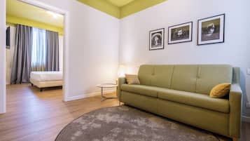 Quadrupla Superior | Copriletto in piuma, minibar, una cassaforte in camera, una scrivania