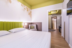 高级四人房 | 羽绒被、迷你吧、客房内保险箱、办公桌