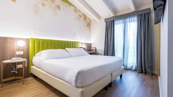 Doppia Economy | Copriletto in piuma, minibar, una cassaforte in camera, una scrivania