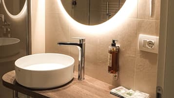 Copriletto in piuma, minibar, una cassaforte in camera, una scrivania