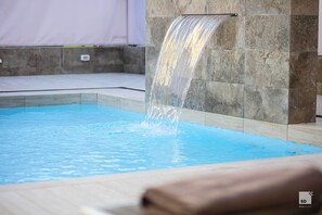 季节性开放的室外游泳池，10:00 至 18:00 开放，池畔遮阳伞，日光浴躺椅