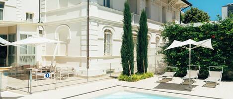 Piscina a l'aire lliure de temporada (horari: 10:00-18:00) i para-sols