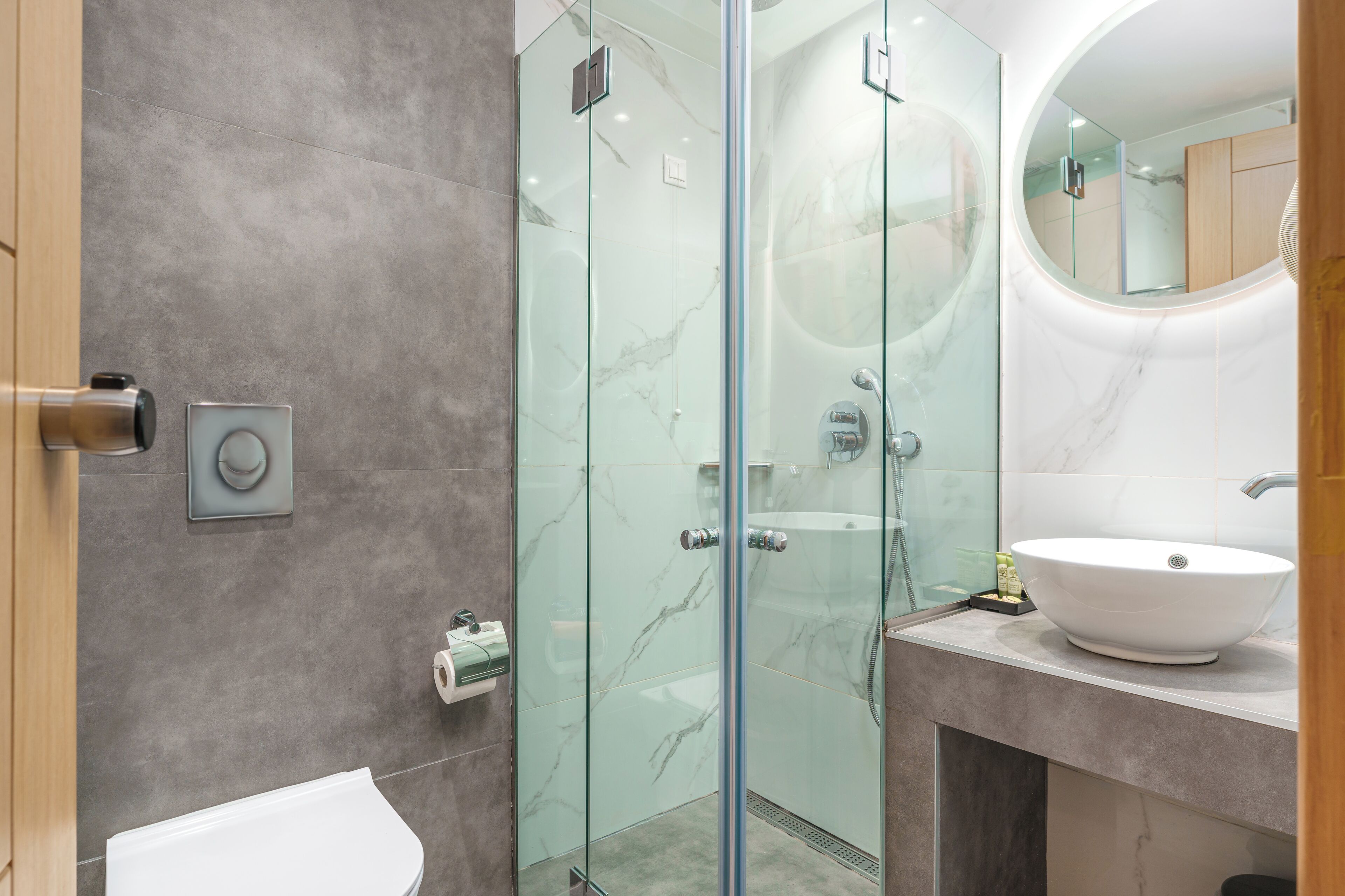 single room | bathroom | shower, eco-friendly toiletries, hair dryer, towels