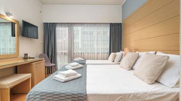 Habitación triple | Caja de seguridad en la habitación, escritorio y cortinas blackout