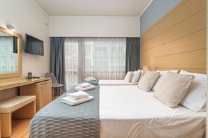 Driepersoonskamer | Een kluis op de kamer, een bureau, verduisterende gordijnen