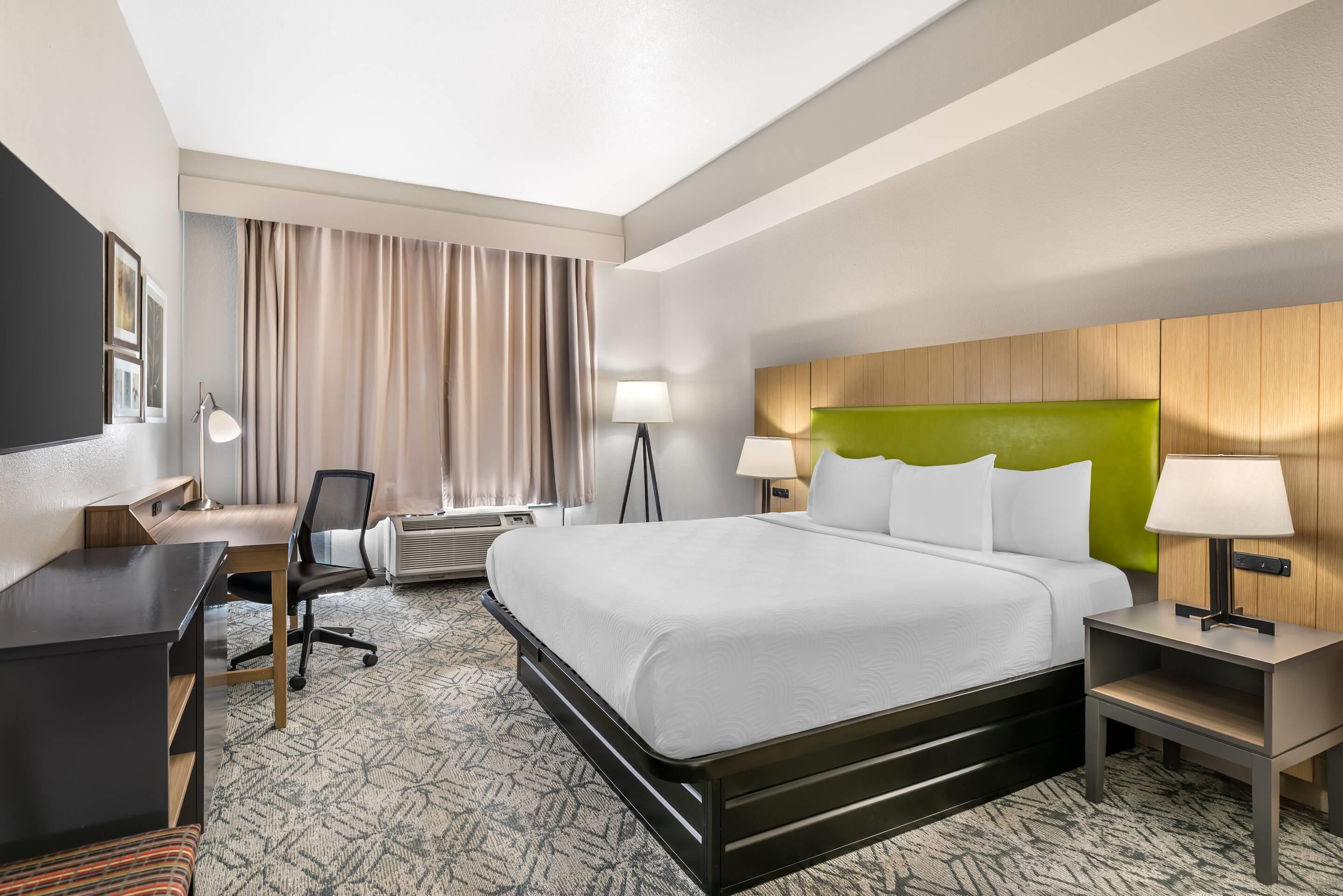 Studiosuite, 1 King-Bett, Nichtraucher, Whirlpool | 10 Schlafzimmer, Schreibtisch, Verdunkelungsvorhänge