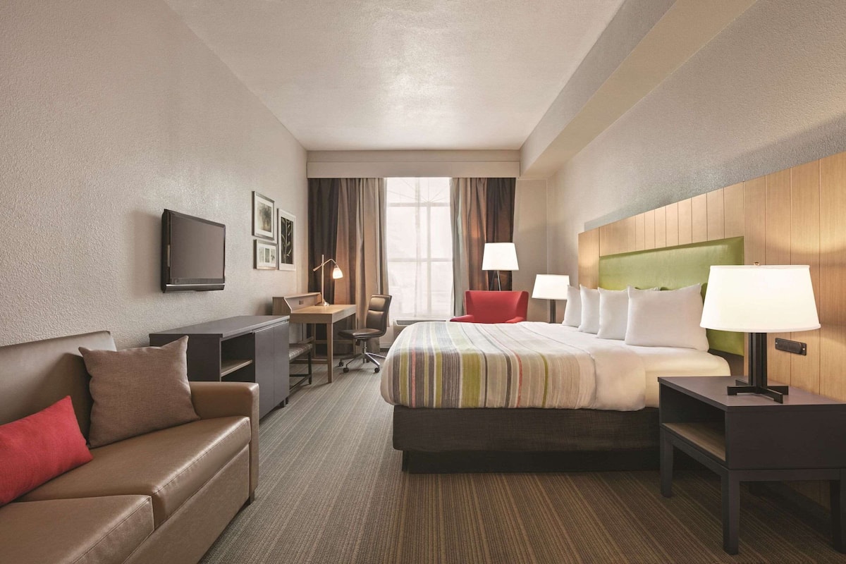 Studio Suite, 1 Katil Raja (King), Non Smoking, Jetted Tub | 10 bilik tidur, meja, langsir/tirai gelap terus