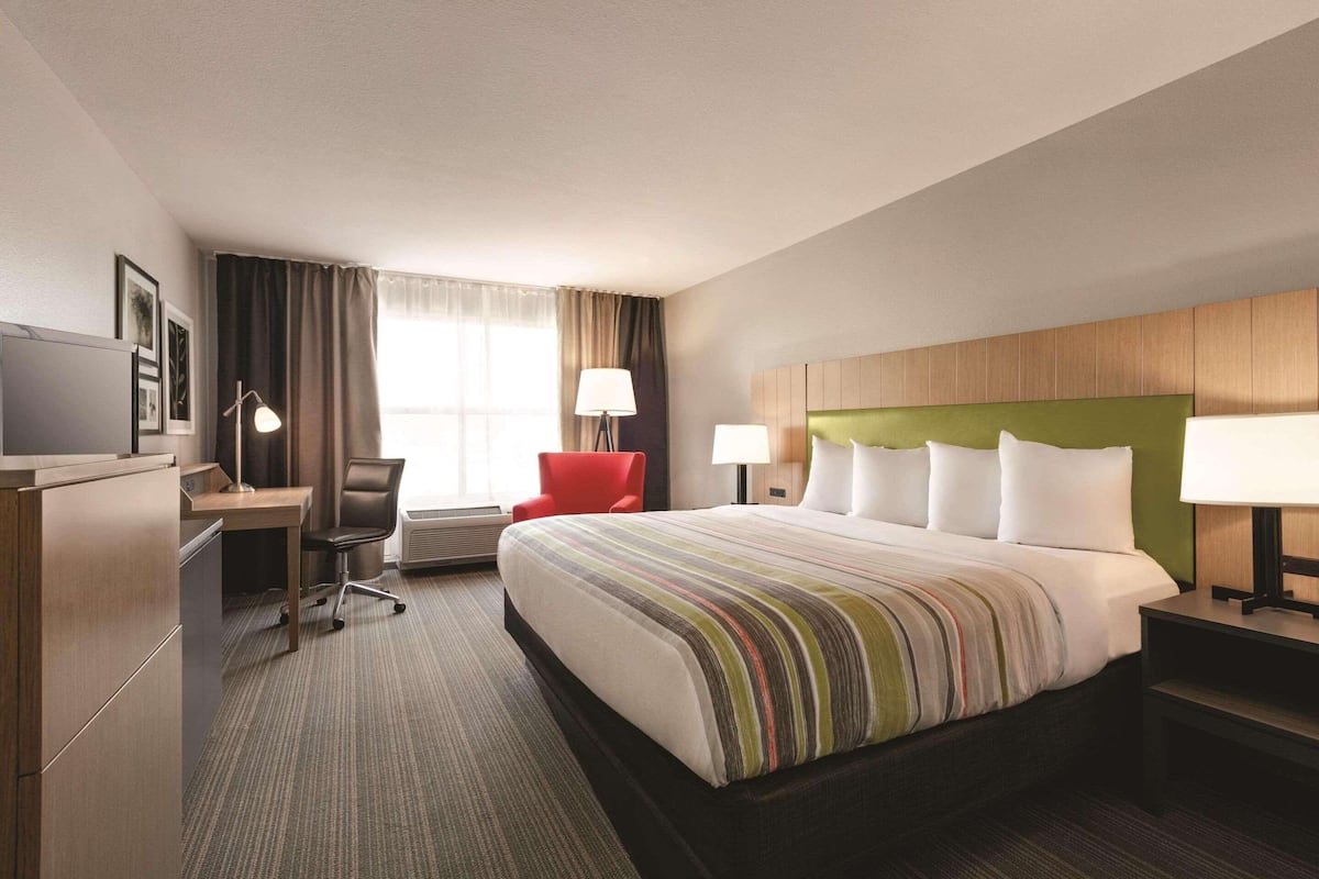 Room, 1 Katil Raja (King), Non Smoking | 10 bilik tidur, meja, langsir/tirai gelap terus
