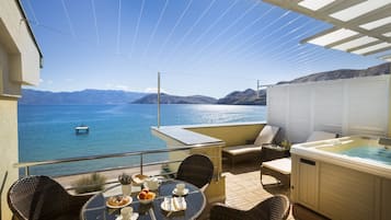 Departamento de lujo, balcón, vista al mar | Tina de hidromasaje privada