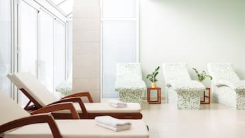 Sauna seca, banheira de hidromassagem, massagens
