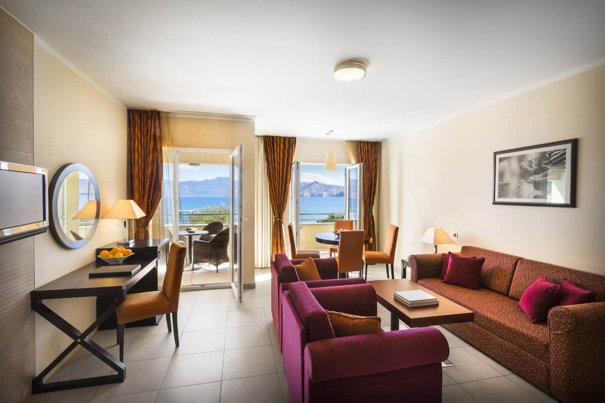 Suite for 2+2 Seaview | Living area | LCD TV