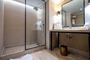 Ensemble douche/baignoire, articles de toilette de luxe, sèche-cheveux