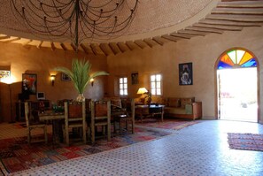 S'hi serveixen esmorzars, dinars, sopars i plats de cuina marroquina