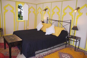 Minibar, Zimmersafe, Schreibtisch, Babybetten