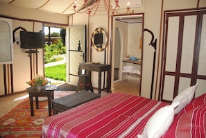 Minibar, brankas, meja kerja, dan tempat tidur bayi