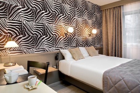 Premium bedding, in-room safe, desk, blackout curtains. Logis Hôtel du Midi - Saint Etienne Sud