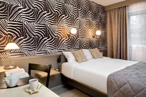 Hochwertige Bettwaren, Zimmersafe, Schreibtisch, Verdunkelungsvorhänge