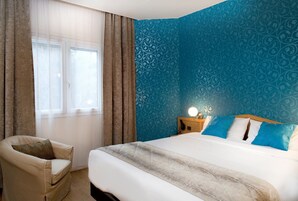 Ropa de cama de alta calidad, caja fuerte, escritorio y cortinas opacas