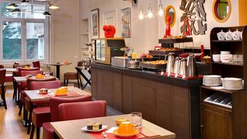 Tägliches kontinentales Frühstück (12.80 EUR pro Person)