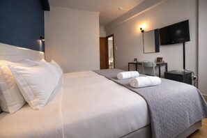 Escriptori, cortines opaques i habitacions insonoritzades