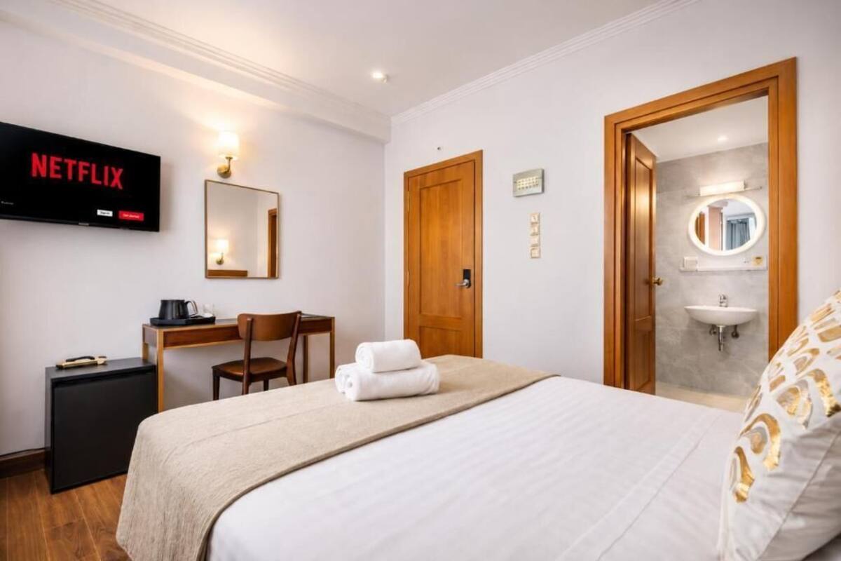 Double Room | Desk, blackout drapes, soundproofing, iron/ironing board (on request)