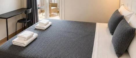 Habitación doble | Escritorio, cortinas blackout y insonorización