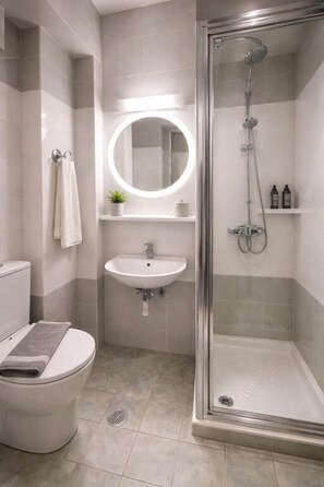 Shower, free toiletries, hair dryer, towels - Stalis Hotel (Athens)