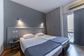 Phòng | Bàn, màn/rèm cản sáng, phòng cách âm, bàn ủi/dụng cụ ủi quần áo 
