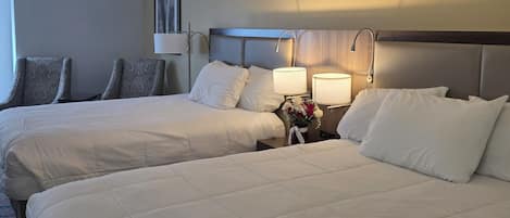 Habitación, 2 camas de matrimonio | Zona de estar | Una televisión