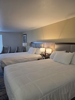 Quarto, 2 camas Queen | Área de estar | TV