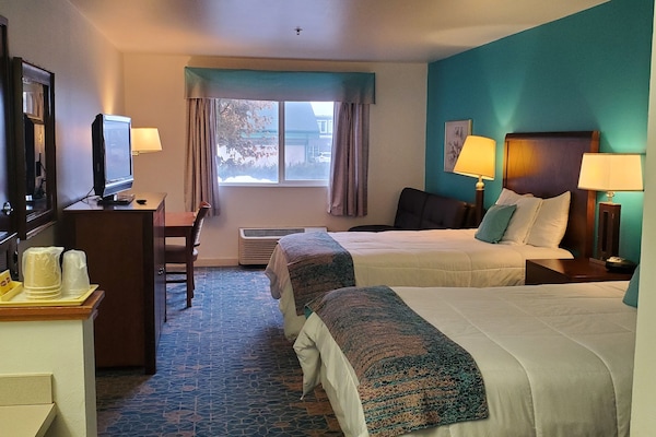 Habitación, 2 camas Queen size | Tabla de planchar con plancha, wifi gratis y ropa de cama