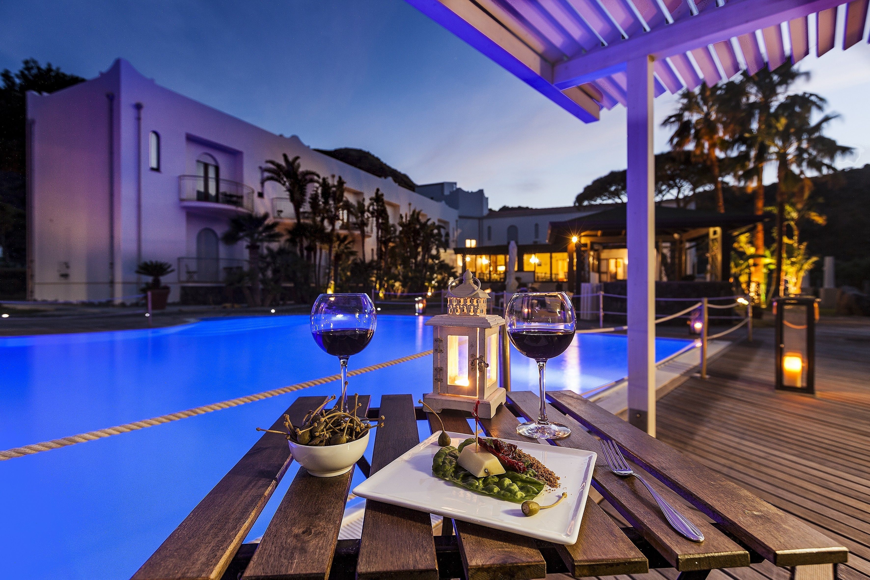 Een seizoensgebonden buitenzwembad en parasols bij het zwembad